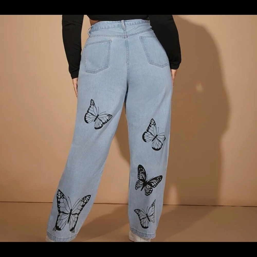 Plus size high waist butterfly print jeans.